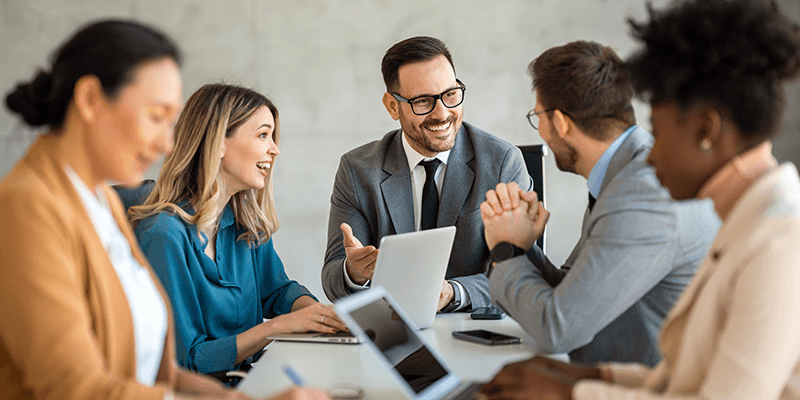فريق يستخدم أدوات رقمية لإدارة المسؤوليات المشتركة في قيادة الفرق المسطحة فريق يستخدم أدوات رقمية لإدارة المسؤوليات المشتركة في قيادة الفرق المسطحة