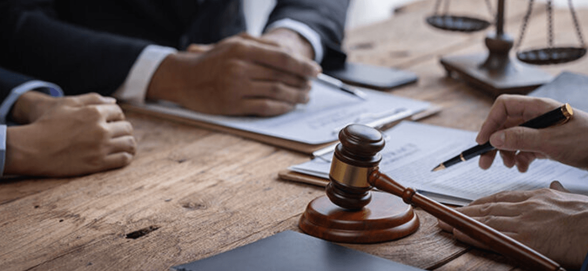 صياغة الشروط الجزائية في العقود: بين الردع القانوني والعدالة التعاقدية